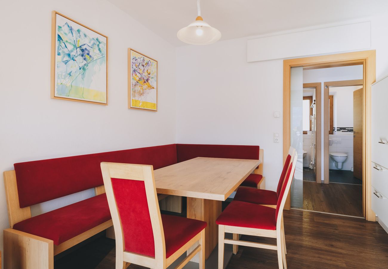 Dining room in Apartments Haus Altenberger by we rent. Dining table, chairs, corner bench.